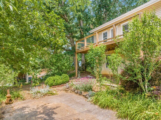 Building Photo - Asheville Rental!