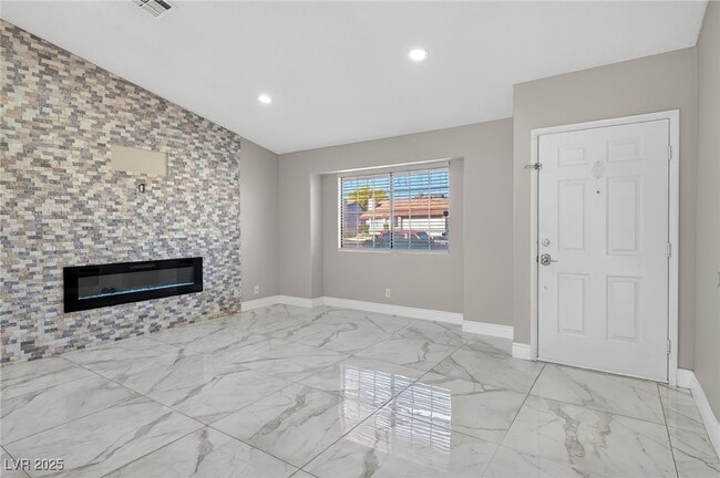 Building Photo - 492 Chelsea Dr