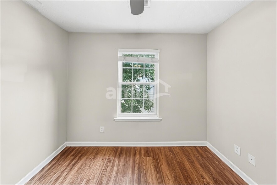 Building Photo - 1244 W Oaks Way