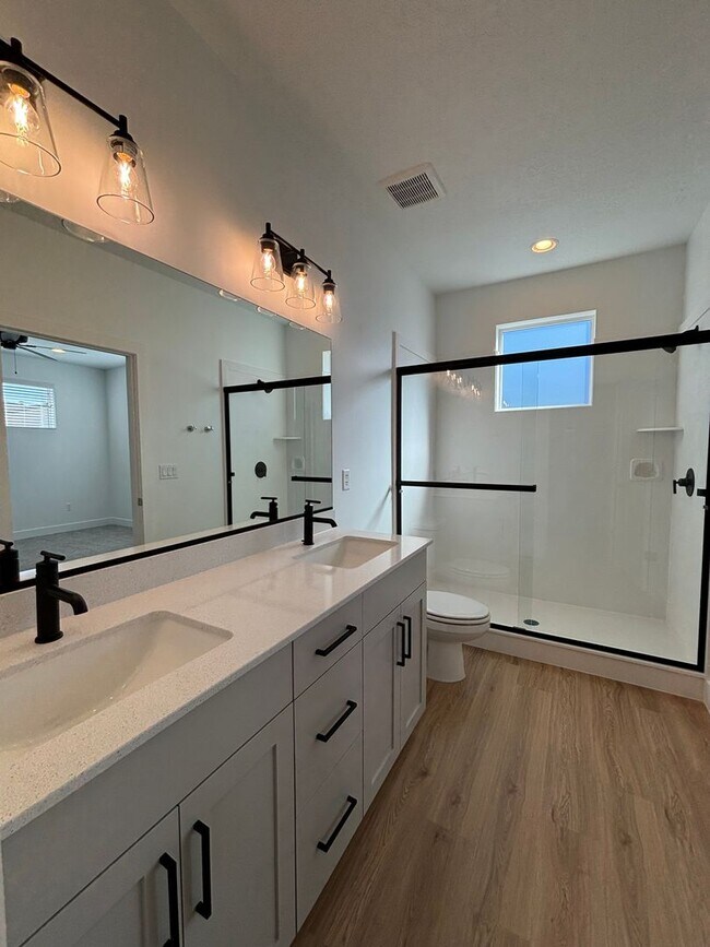 Building Photo - Woodland Estates Townhome! - END UNIT!!