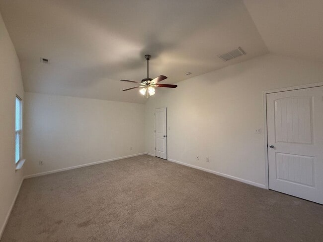 Building Photo - Spacious 4BR Home with Large Fenced Yard & Prime Location