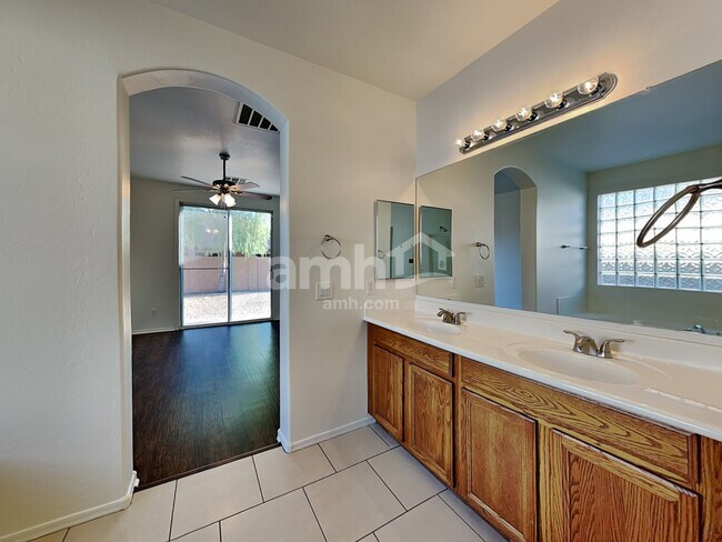 Building Photo - 15017 W Bloomfield Rd