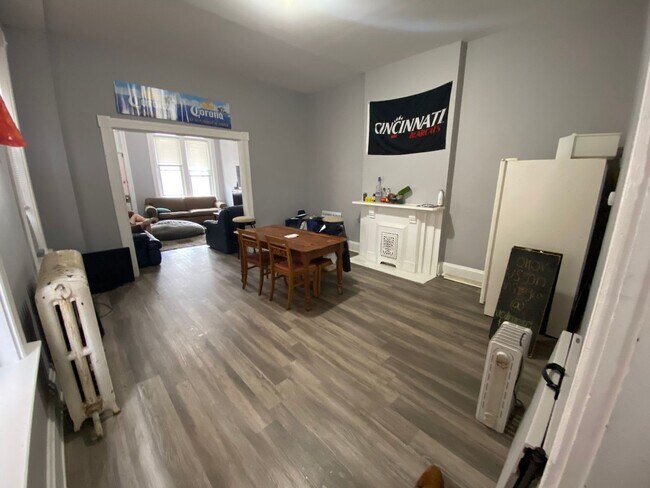 Building Photo - 7 bedroom/ 3bath Mins. from UC + Med Campu...