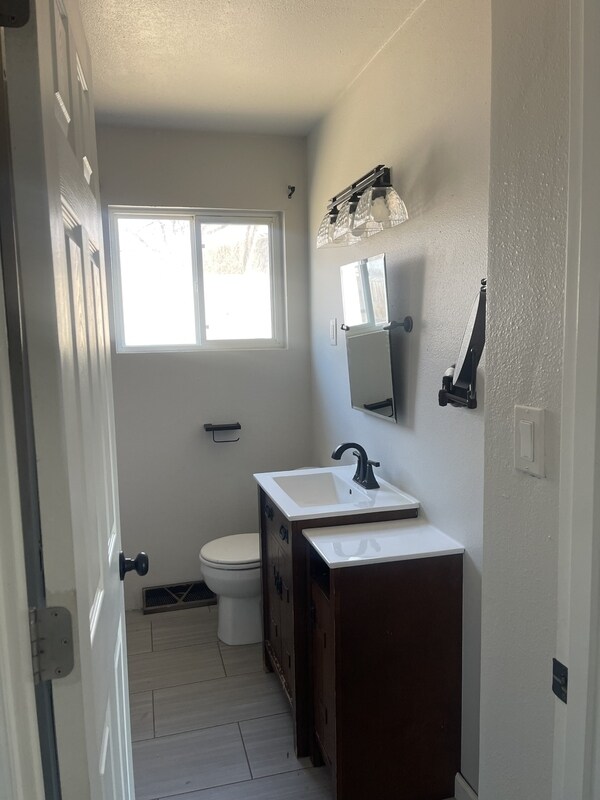 Building Photo - 804 Cahill Dr