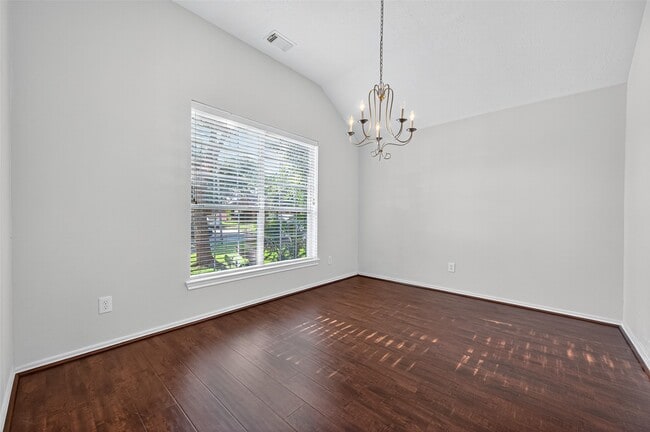 Building Photo - 6927 Great Oaks Shadow Dr