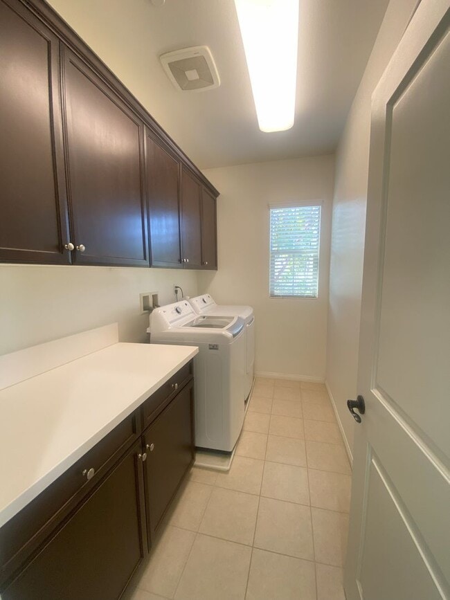 Building Photo - Move-in Ready Townhome in Parklike Community