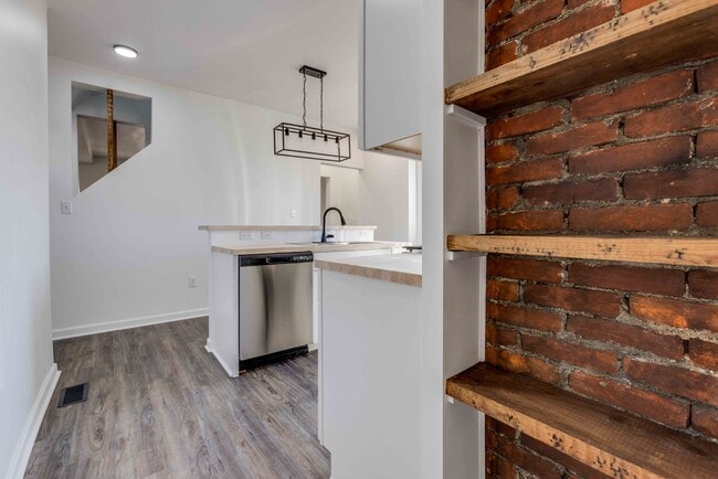 Building Photo - 328 Sweetbriar St