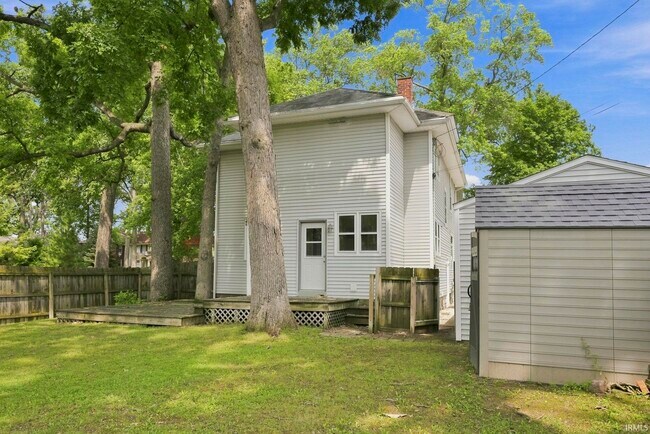Building Photo - 527 W Oakdale Dr