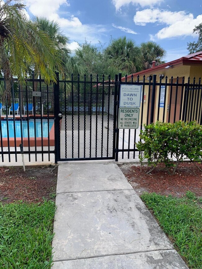 Building Photo - 2015 Coral Ridge Dr