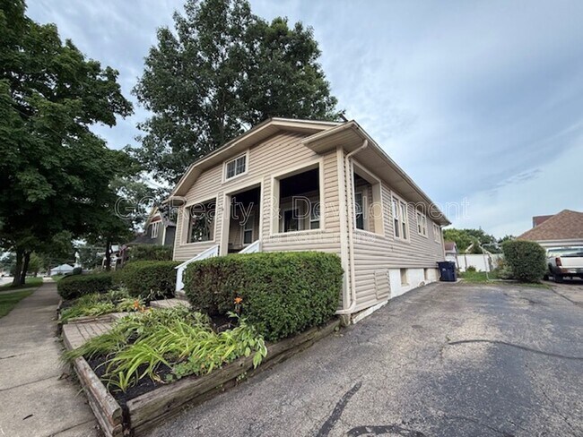 Building Photo - 454 Moseley St