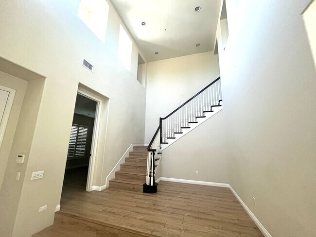 Building Photo - Beautiful San Dimas Home in Gated Community