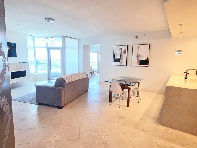 Building Photo - Furnished Condo on Tempe Town Lake 6-12 mo...