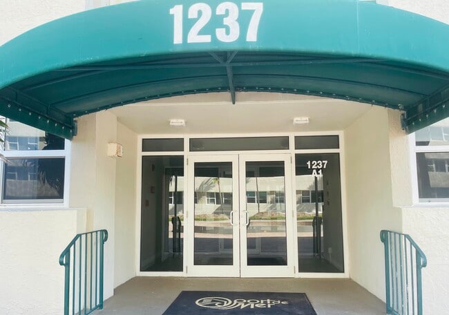 Building Photo - 1237 Hillsboro Mile