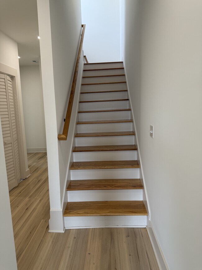 Building Photo - 105 Hart Ln