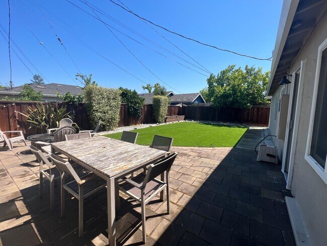 Building Photo - 3095 Calzar Dr