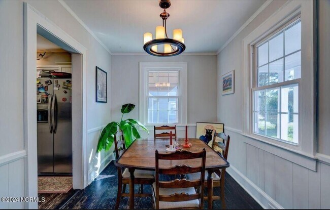 Building Photo - 323 Pine Grove Dr