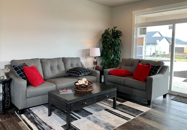 Building Photo - Beautiful Newer 4 Bedroom Home with A/C in Redmond!