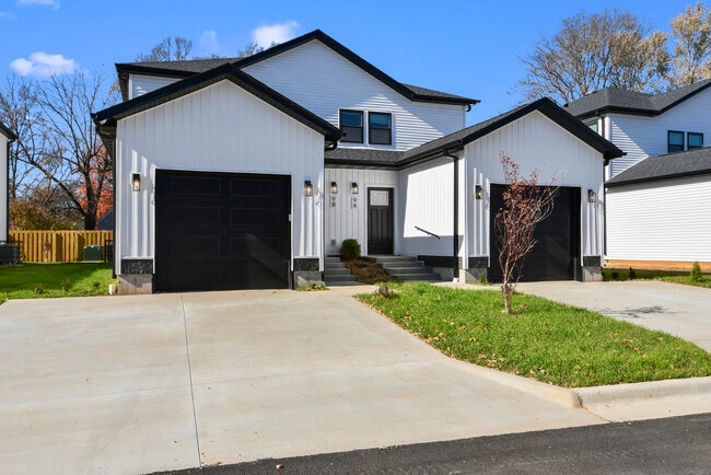 Building Photo - 1220 E Pacific St