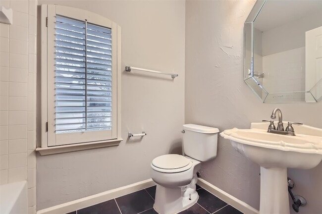 Building Photo - 1105 Shores Blvd