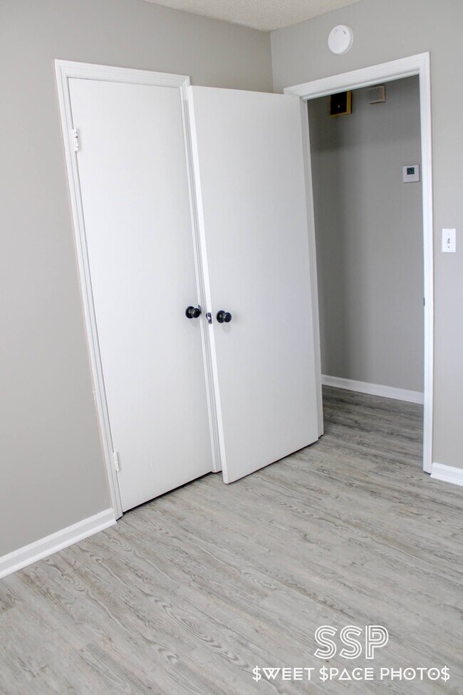 Building Photo - Travis