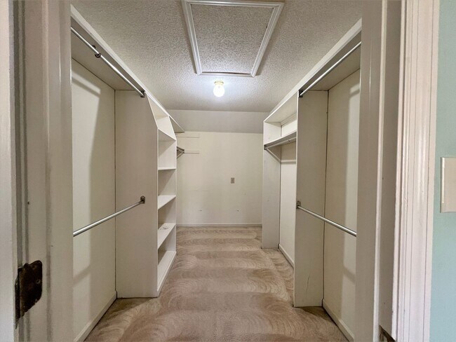 Building Photo - 720 Landing Ln
