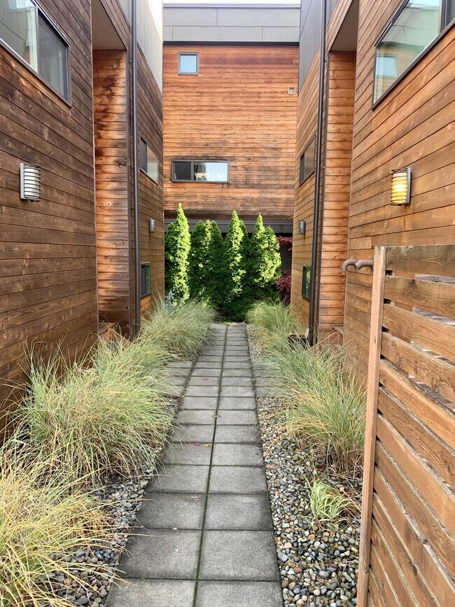 Building Photo - Mount Baker/Columbia City Townhome