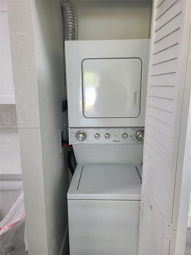 Building Photo - 13923 SW 90th Ave