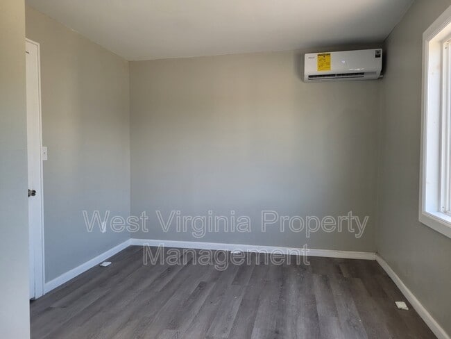 Building Photo - 200 Lewis St