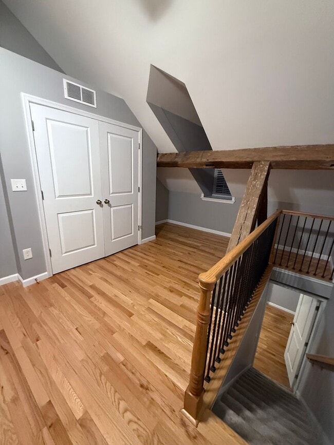 Building Photo - Beautifully Renovated 2 bedroom home with ...