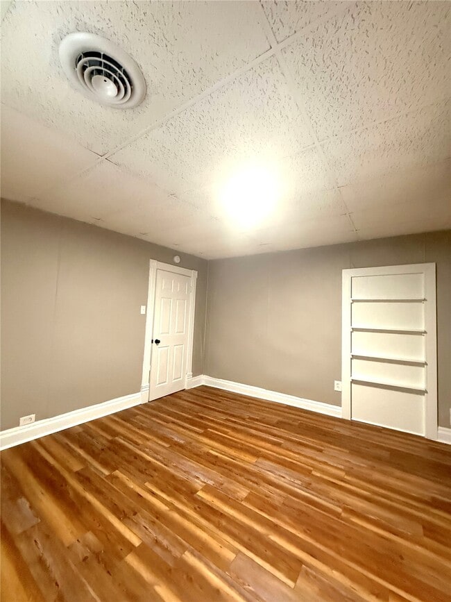 Building Photo - 511 E Beckemeyer Ave