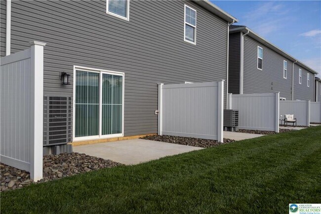 Building Photo - 1411 Greenview Dr