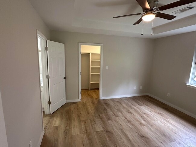 Building Photo - 216 Spring Branch Dr