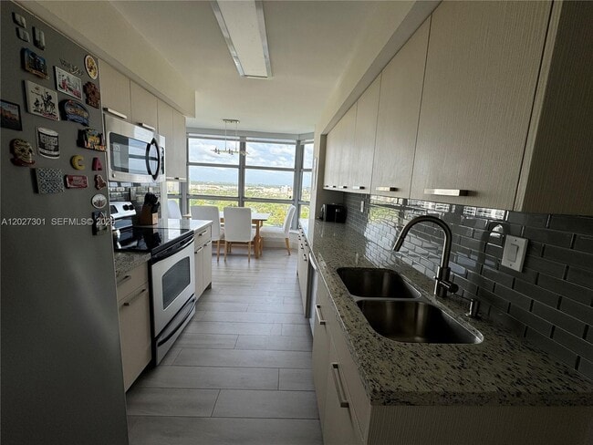 Building Photo - 3500 Mystic Pointe Dr