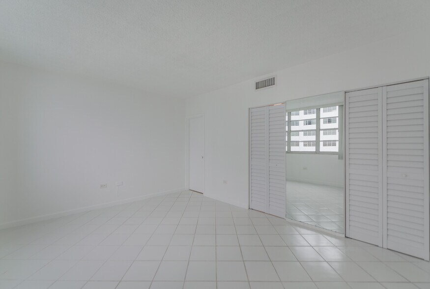 Building Photo - 801 Brickell Bay Dr