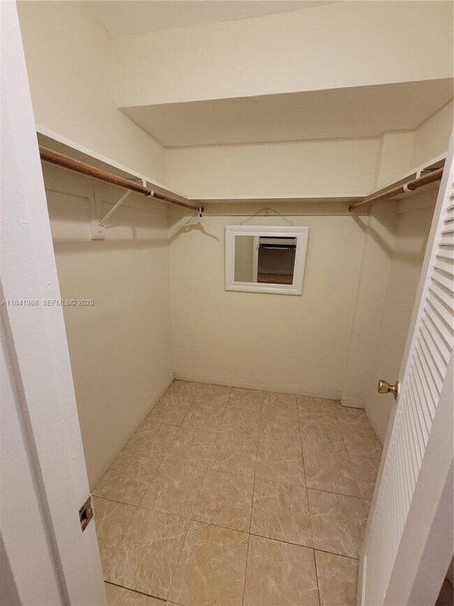 Building Photo - 2903 Point E Dr