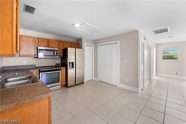 Building Photo - 909 Jaguar Blvd