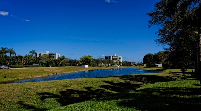 Building Photo - 6595 Parkview Dr