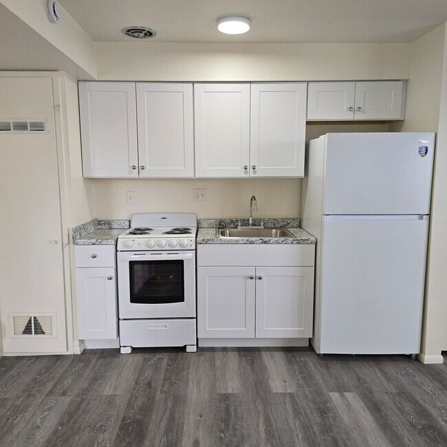 Building Photo - Remodeled and Fresh! One Bedroom Apartment with utilities included