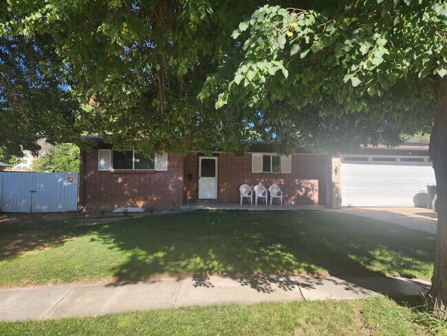 Building Photo - Charming home