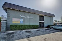 Building Photo - 620 W 51st St