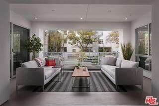 Building Photo - 450 N Palm Dr