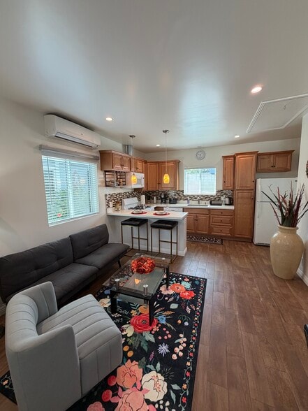 Furnished - 12360 Jolette Ave