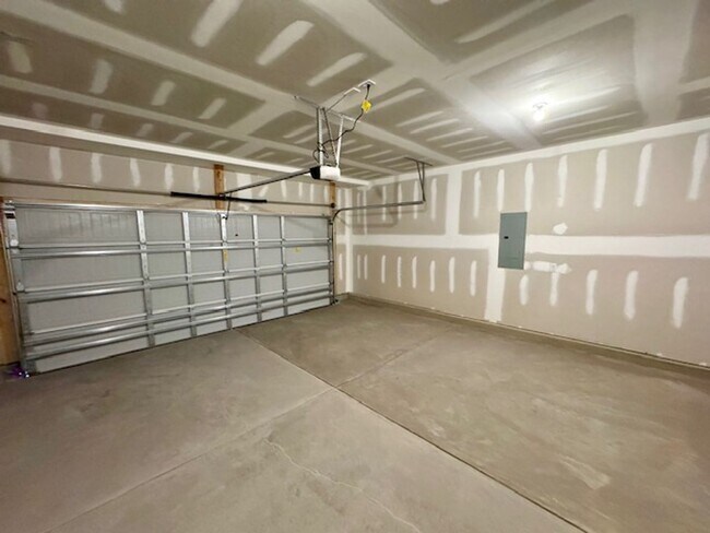 Building Photo - The Grove at Neill's Pointe