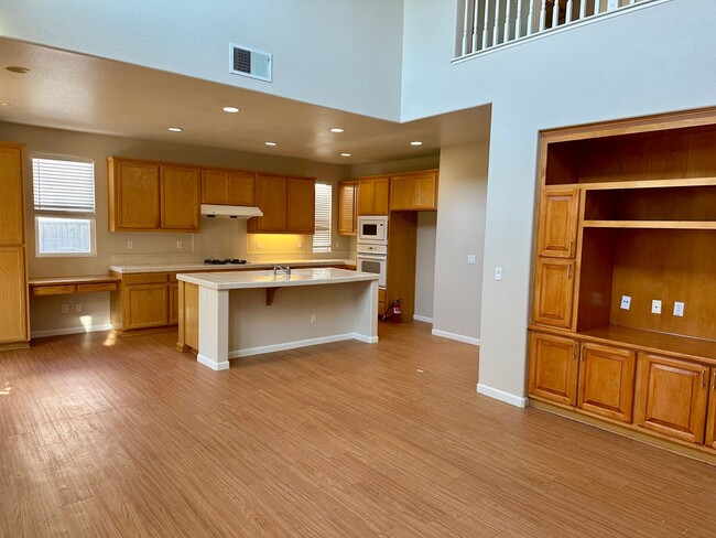 Building Photo - Large beautiful home, new paint. Bedroom a...