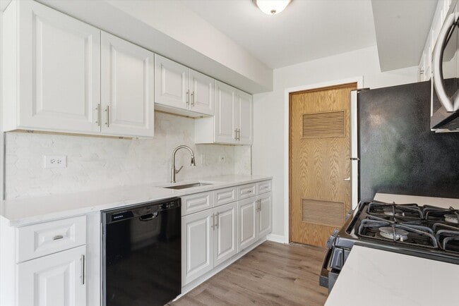 Building Photo - 15826 Farm Hill Dr