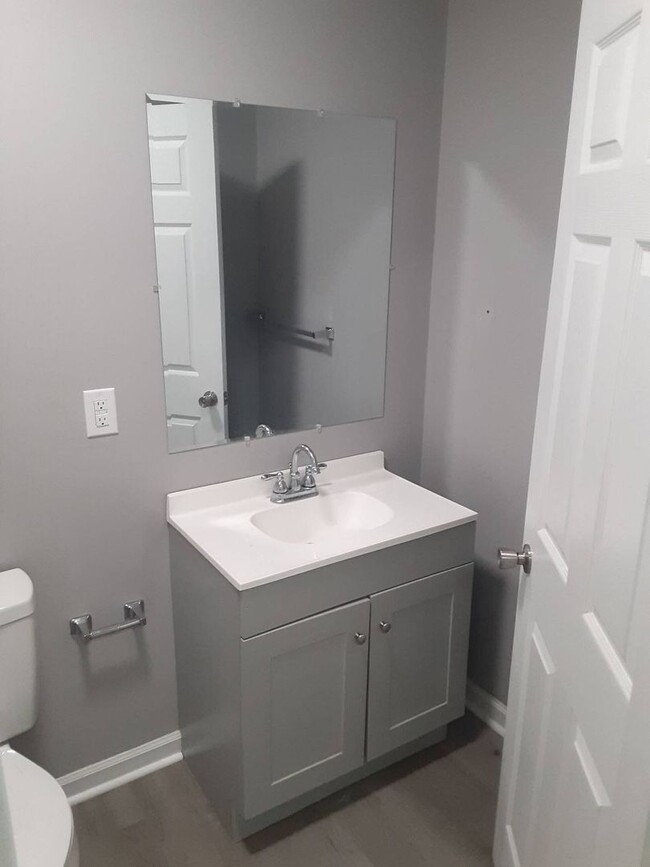 Building Photo - Charming updated 2 br 1 bth house