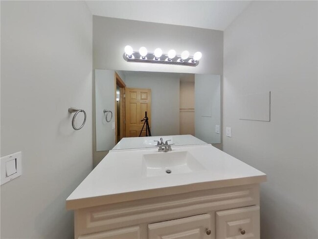 Building Photo - 1475 Valley Dr