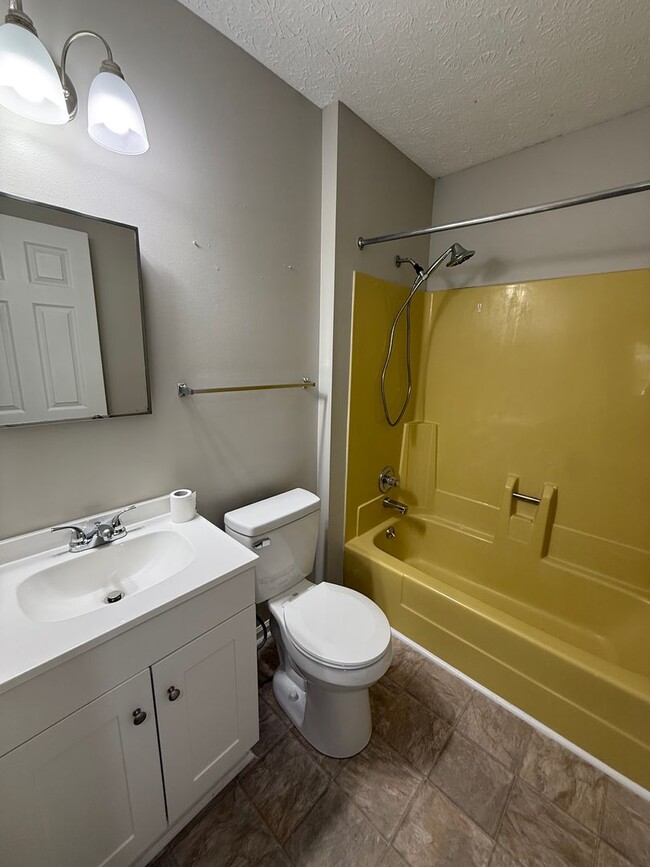 Building Photo - Cozy 2 Bed 1 Bath Duplex