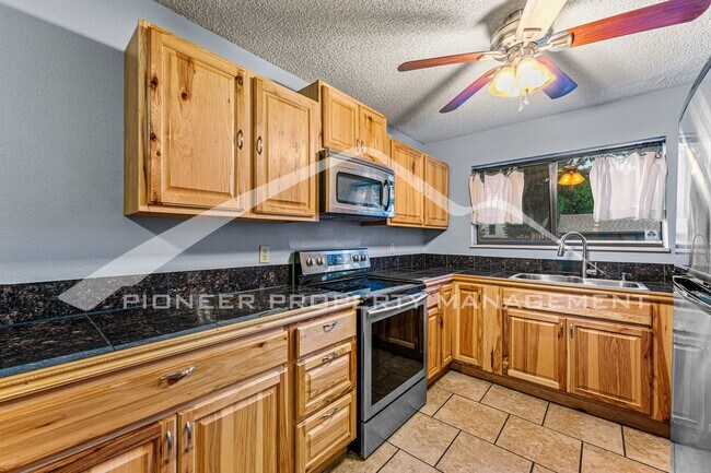 Building Photo - Charming condo with Central AC and Washer ...