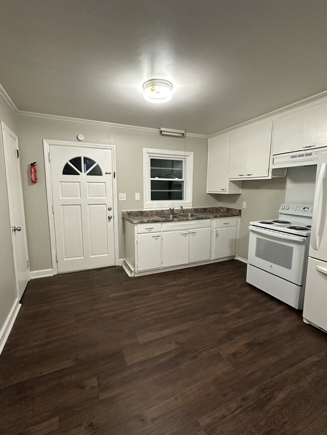 Building Photo - NEW TO MARKET: Spacious 2 bedroom apartment